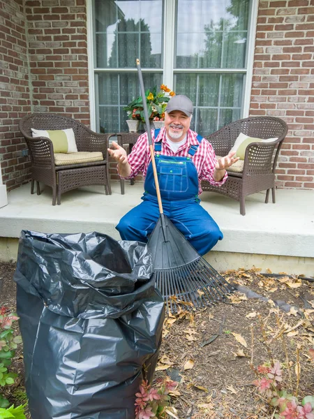 Jardineiro Feliz Terminou Com Raking Folhas Seu Jardim Que Senta — Fotografia de Stock