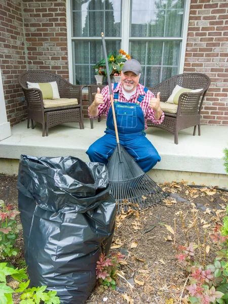 Glad Trädgårdsmästare Med Nöjd Leende Sitter Kanten Sin Veranda Efter — Stockfoto