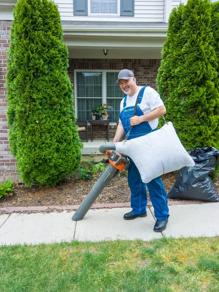 휴대용 Suctioning와 청소기로 남자는 미소와 나뭇잎 — 스톡 사진