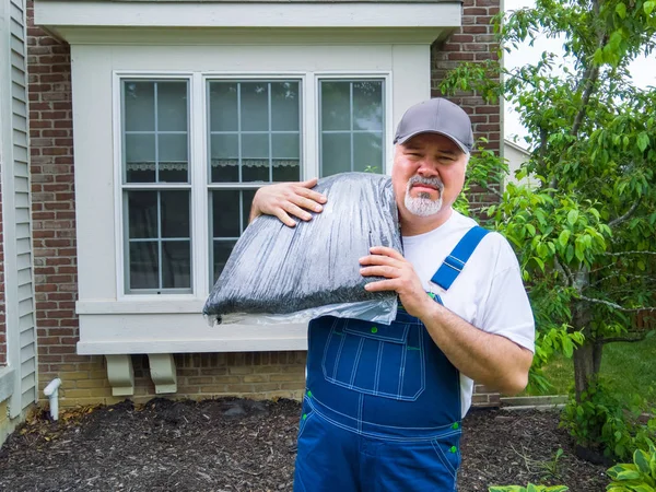 Workman Gardener Ready Mulch Garden Carrying Bag Mulch His Shoulder — Stock Photo, Image