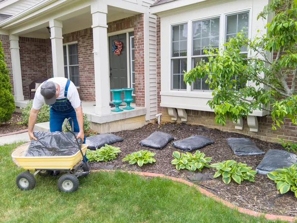 Man Lossen Zakken Mulch Een Flowerbed Voor Zijn Huis Klaar — Stockfoto