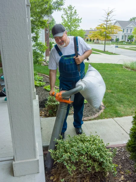 Man Vacuuming Leaves Entrance His House Roadside View Carefully Works — Stock Photo, Image