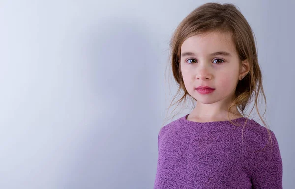 Retrato Menina Vestindo Camisola Violeta Contra Fundo Liso — Fotografia de Stock