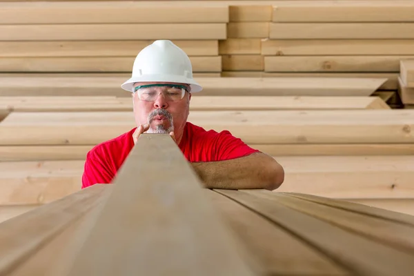 Mann Mit Helm Und Schutzbrille Nimmt Holzplanke — Stockfoto