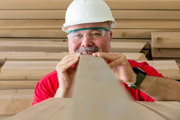 Vrolijke Volwassen Man Met Helm Veiligheidsbril Inspectie Van Kwaliteit Van — Stockfoto