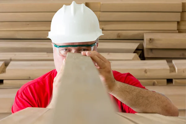 Älterer Mann Mit Helm Und Schutzbrille Überprüft Qualität Der Holzplanke — Stockfoto