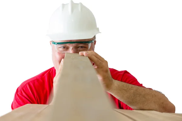 Trabalhador Alegre Usando Capacete Óculos Segurança Inspecionando Qualidade Prancha Madeira — Fotografia de Stock