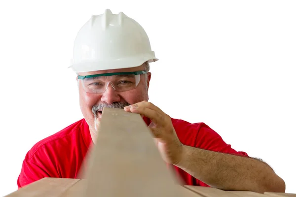 Trabalhador Sorrindo Usando Capacete Com Óculos Proteção Inspecionando Qualidade Prancha — Fotografia de Stock