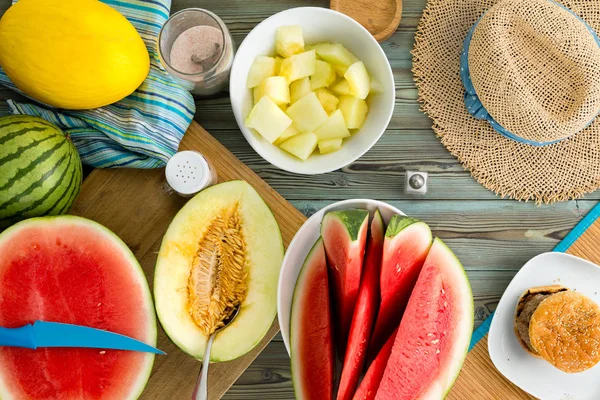 Buffet Melón Una Mesa Picnic Madera Con Sandía Jugosa Refrescante —  Fotos de Stock