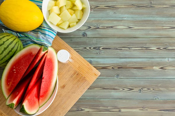 Cuñas Sandía Jugosa Rodajas Una Mesa Picnic Con Tazón Melón —  Fotos de Stock