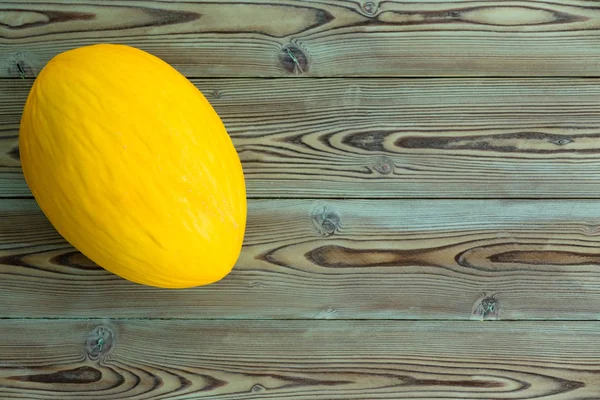 Hele Kleurrijke Rijpe Gele Kanarie Meloen Cucumis Melo Een Houten — Stockfoto