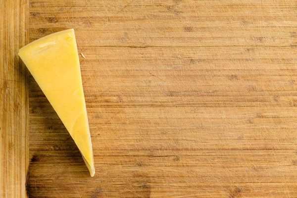 Geschnitten Keil Von Frischem Holländischen Maasdam Käse Mit Seiner Gelben — Stockfoto