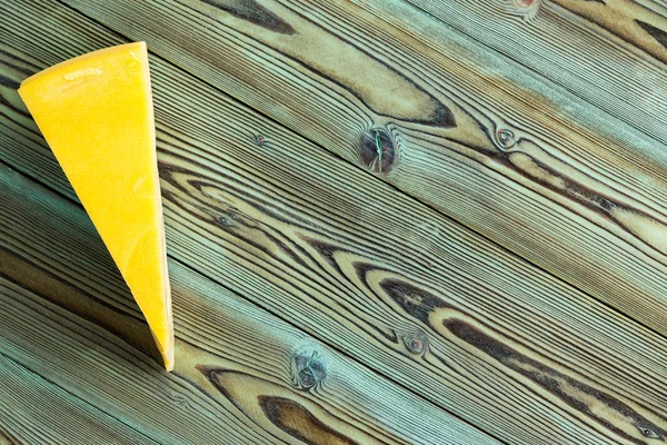 Клин Традиційного Голландського Мааздам Сиру Жовтого Шкірка Поміщений Сторону Столі — стокове фото