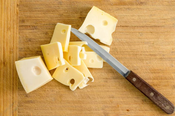 Aufgeschnittene Portion Regionalen Holländischen Maasdam Käse Mit Seinen Markanten Löchern — Stockfoto