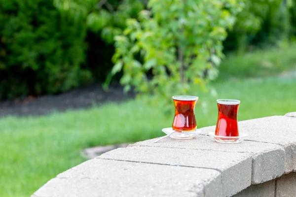 Fraîchement Versé Thé Turc Chaud Debout Sur Mur Parapet Brique — Photo