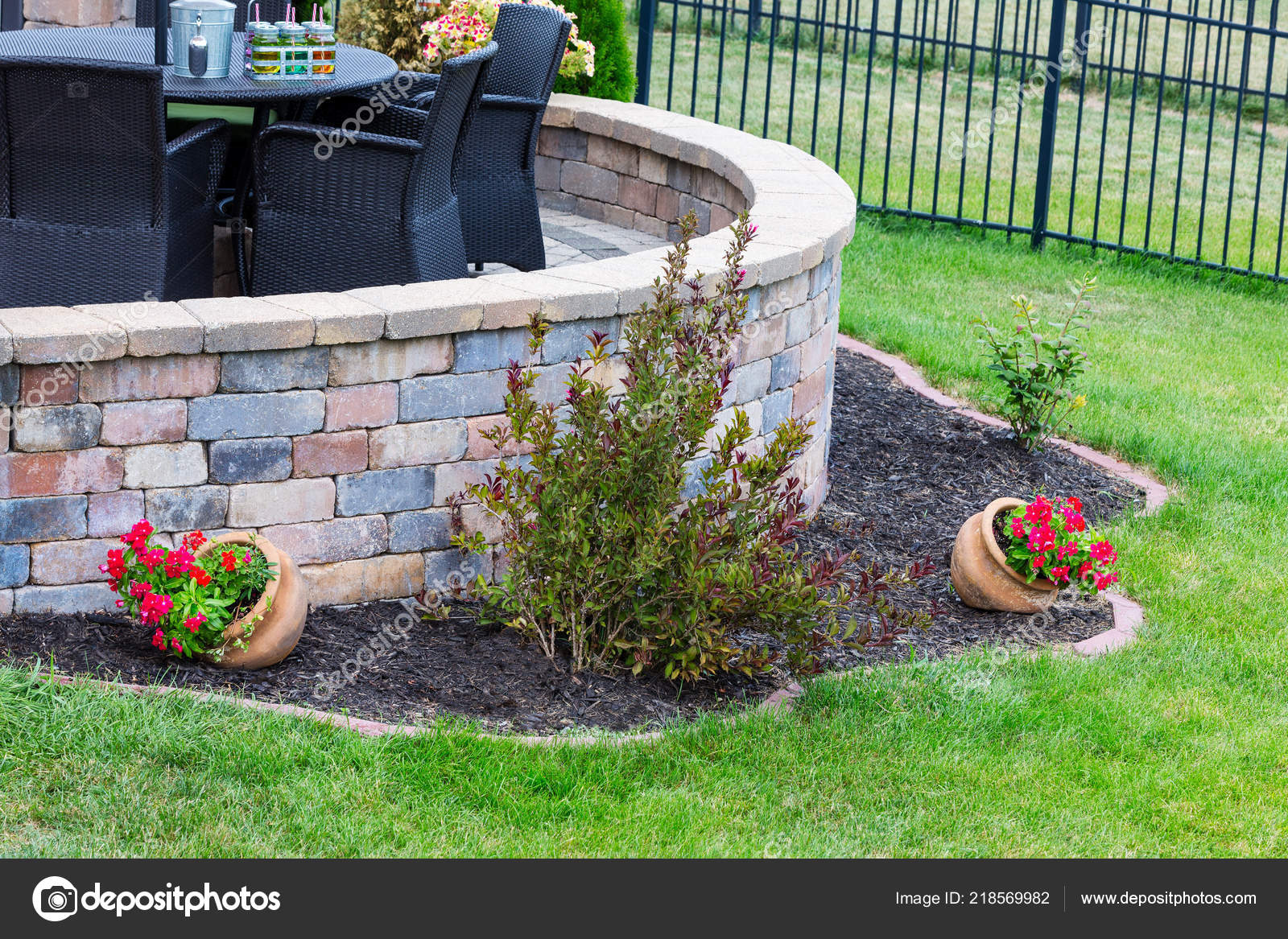 Curved Brick Wall Outdoor Patio Feature, Curved Landscaping Bricks
