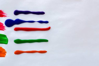 Tüpler beyaz kağıt kopya alanı ile karşı gelen kalıptan çekilmiş renkli boyalar