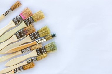 Boya fırçaları karşı beyaz kağıt kopya alanı sanat için hazır ile kullanılan
