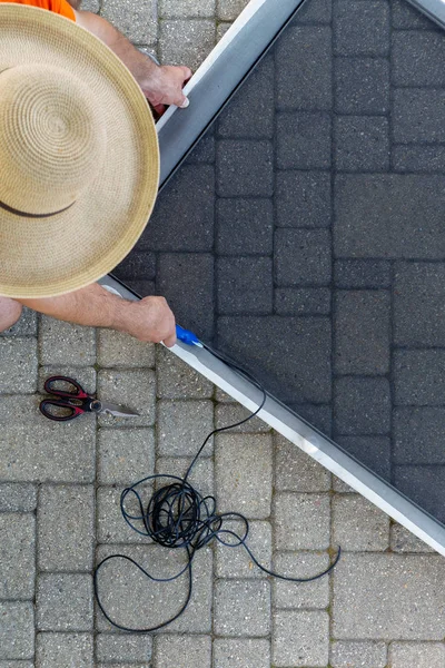 Mężczyzna Naprawa Uszkodzonych Drzwi Patio Burzy Montaż Nowej Siatki Metalowej — Zdjęcie stockowe