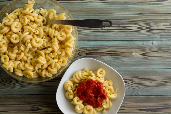 Two Separate Dishes Pasta Clear Glass White Bowls Next Each — Stock Photo, Image