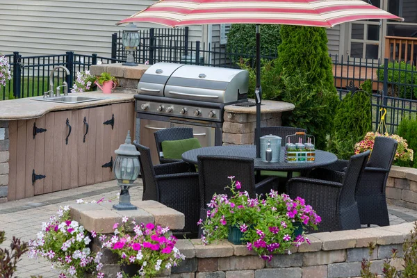 Terrasse Brique Avec Barbecue Gaz Dans Une Cuisine Extérieure Salle Images De Stock Libres De Droits