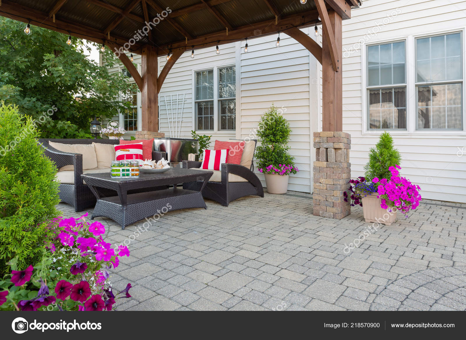 Los Adoquines Diseño Del Bloque Brussel Patio Exterior Espacio Vida — Foto  de stock #218570900 © oocoskun, image size:1600x1167