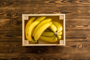 Olgun taze sarı muz veya sağlıklı tatlı veya rustik ahşap masa ahşap bir masa bir organik çiftçiler Market üzerinde yukarıdan izlendi tatlı plantains kutuyu