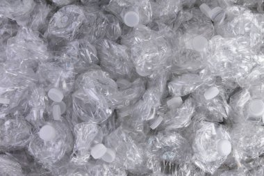 Arka plan doku bir yığın çevre kaydetmek hazır geri dönüşüm için kazıklı buruşuk ezilmiş şeffaf plastik şişe
