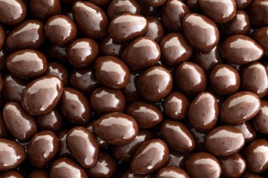 Makro arka plan doku tam kare görünümü içindeki bir diyet ve beslenme kavramı koyu çikolata kaplı badem