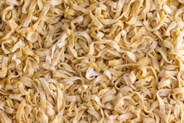 Arka plan dokusu yukarıda tam kare görüntülendi mutfakta kurutma taze ev yapımı fettuccine makarna bir tabaka