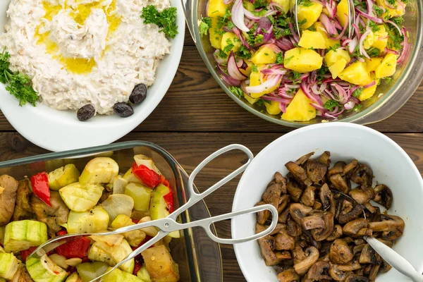 Vista Aérea Cuatro Platos Verduras Saladas Una Mesa Madera Con — Foto de Stock