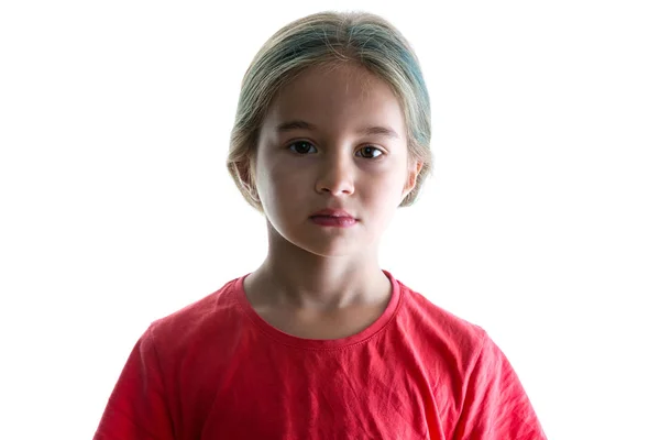 年轻的女孩 五颜六色的头发和一个严重的样子盯着镜头若有所思的头和肩膀的肖像在白色 — 图库照片