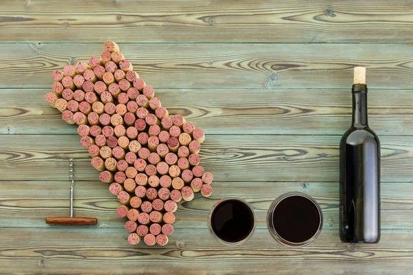 纳帕谷葡萄酒产区地图与一瓶红酒和两个完整的眼镜在乡村风格的木材背景与复制空间 — 图库照片