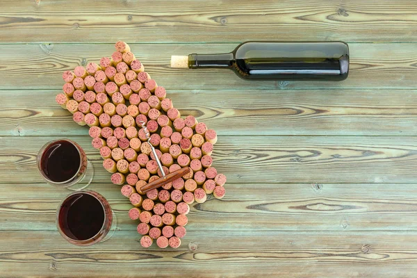加州纳帕谷葡萄酒产区葡萄酒软木塞地图 两杯满满的酒 旁边还有一瓶红酒 有复制空间 — 图库照片