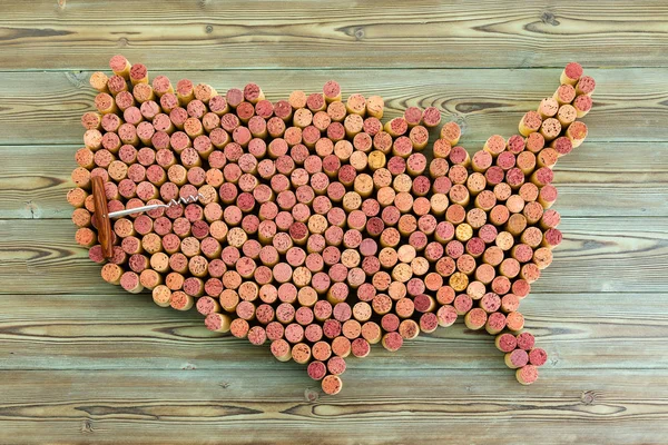 コルク抜きで使用されるワインの瓶のコルク栓の形成米国のマップは素朴な木材の背景の上にオーバーレイ — ストック写真
