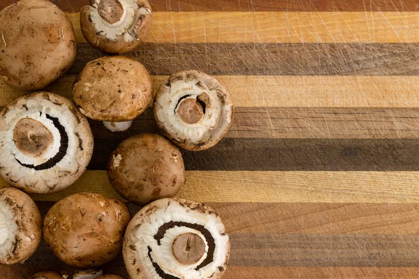 Vergrote Weergave Van Vers Agaricus Paddestoelen Een Gestreepte Rustieke Houten — Stockfoto