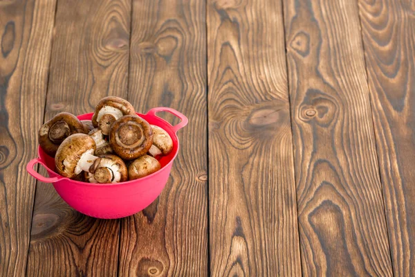 小红色碗与新鲜的整个婴儿贝拉蘑菇的处理等待用于烹饪或沙拉放置在角落的乡村木背景与复制空间 — 图库照片