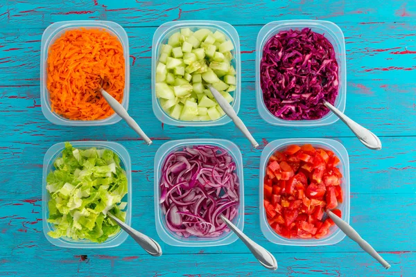 Individuele Gerechten Van Kleurrijke Assortiment Vers Gesneden Groenten Met Lepels — Stockfoto