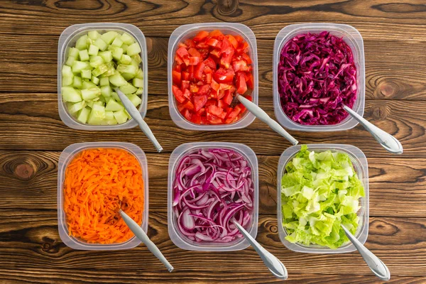 Recipientes Plástico Legumes Coloridos Recém Fatiados Variados Para Uma Salada — Fotografia de Stock