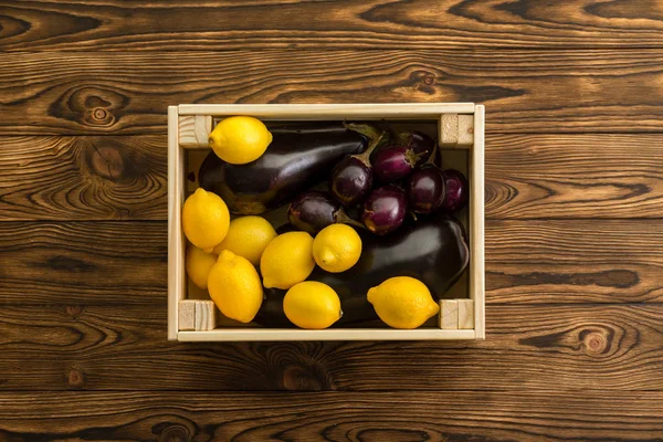 Colorful Yellow Lemons Purple Aubergine Packed Together Small Wooden Crate — Stock Photo, Image