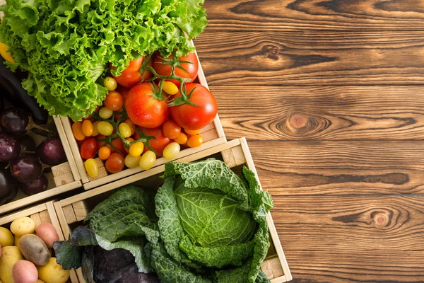 在有机农贸市场的木桌上 在木桌上展示的各种健康新鲜蔬菜 在复制空间的自上而下的地方 — 图库照片