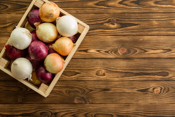 Fresh Whole Onions Assorted Colors Small Wooden Crate Wooden Table — Stock Photo, Image