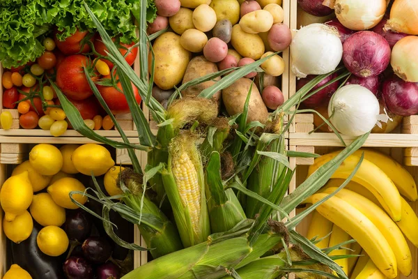 新鲜健康的各种水果和蔬菜背景一起显示在木盒木桌在一个完整的框架近距离从上面的看法 — 图库照片