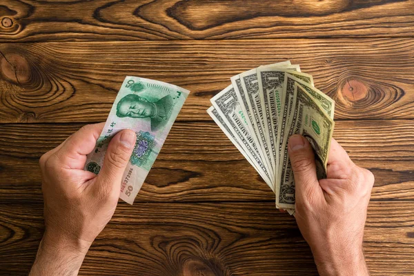 Homem Segurando Yuan Chinês Punhado Ventilou Dólares Dos Estados Unidos — Fotografia de Stock