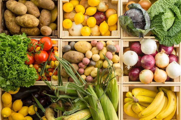 从以上九个长方形木箱充满了各种蔬菜 包括土豆和柠檬 — 图库照片