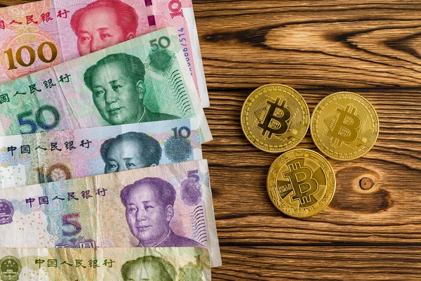 Surtido Yuan Chino Dispuesto Como Frontera Junto Tres Bitcoins Una — Foto de Stock