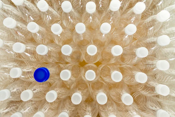 Фон Чистых Пустых Пластиковых Бутылок Домашних Животных Белыми Колпачками Один — стоковое фото