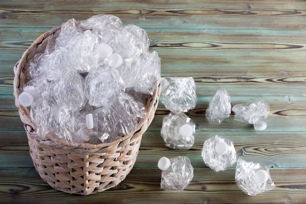 Botellas Plásticas Limpias Limpias Usadas Arrugadas Desbordantes Una Canasta Papel — Foto de Stock