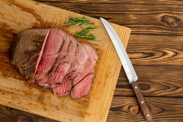 Filete Picado Sentado Una Tabla Cortar Madera Junto Cuchillo Grande —  Fotos de Stock