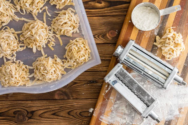 Domácí Fettuccine Těstoviny Připravuje Kuchyni Zpětný Pohled Porcí Čerstvých Těstovin — Stock fotografie